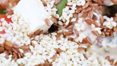 Karışık salata marul yaprakları üzerinde