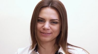 Kız kitleye konuşuyor