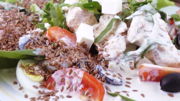Salată asortată pe frunze de salată verde — Videoclip de stoc