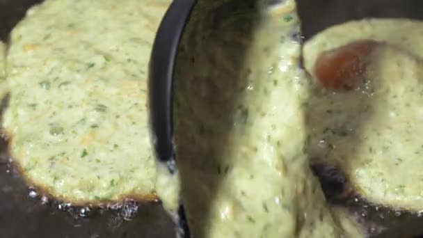 鱼子酱煎的肉饼 — 图库视频影像