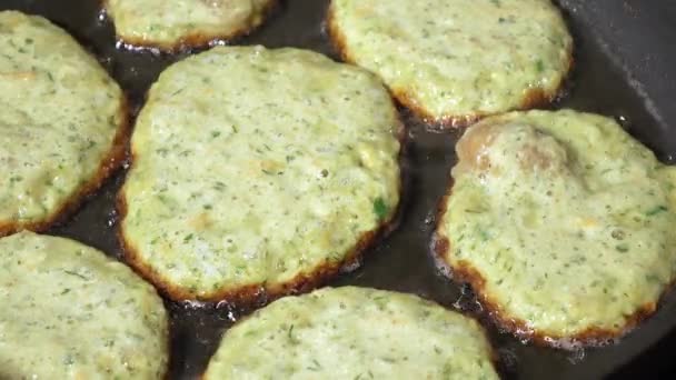 Schnitzel aus Kaviar braten — Stockvideo