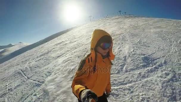 Vrouw Afdalen op ski 's van de sneeuwbergen — Stockvideo