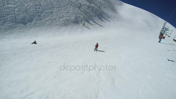 Landing from ski lift — Stock Video