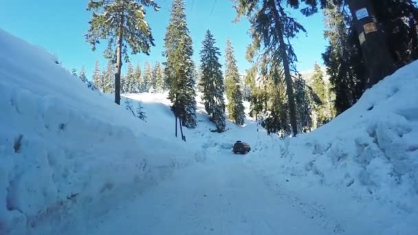 Зимняя дорога в горах — стоковое видео