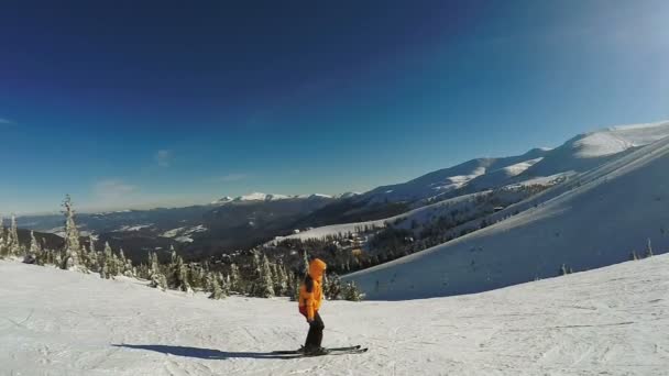 Donna Discesa sugli sci dalle montagne innevate — Video Stock