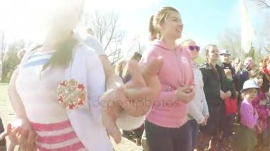 Konuşma ekipleri toplantıya katılıyor.