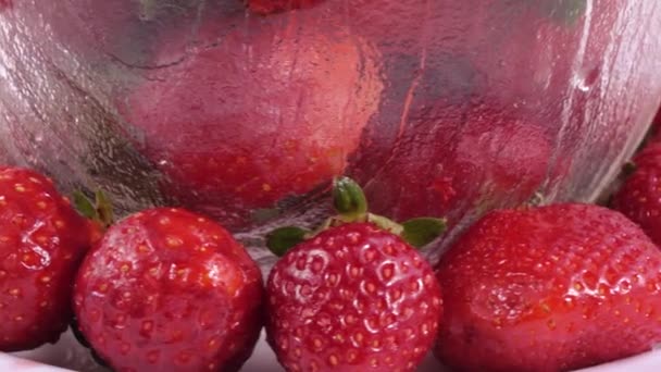 Beeren einer Erdbeere — Stockvideo