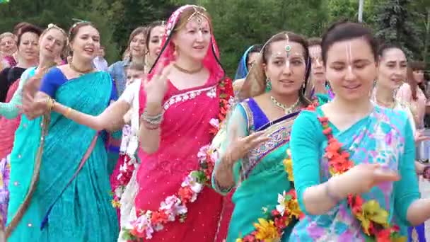 Cantando y bailando de los Hare Krishnas — Vídeos de Stock