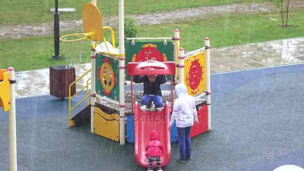 Copiii în ploaie — Videoclip de stoc