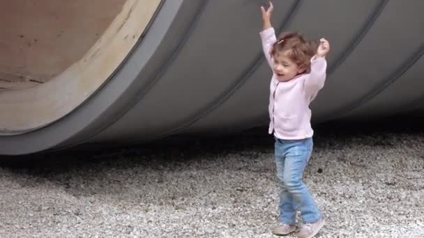 Niño en el parque infantil — Vídeo de stock