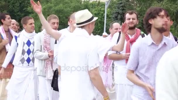 Cantando y bailando de los Hare Krishnas — Vídeo de stock