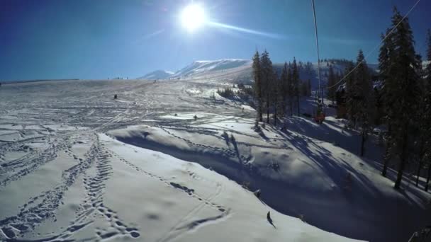 Landing from ski lift — Stock Video