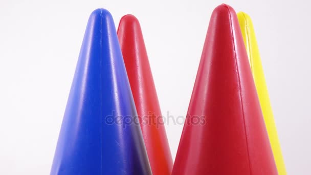 Rotação de cone de brinquedo plástico — Vídeo de Stock