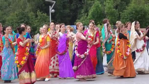 Cantando y bailando de los Hare Krishnas — Vídeos de Stock