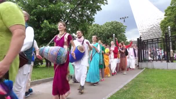 Śpiew i taniec Krishnas zając — Wideo stockowe