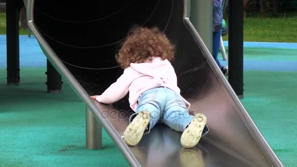 Mom with a child in the playground — Stock Video