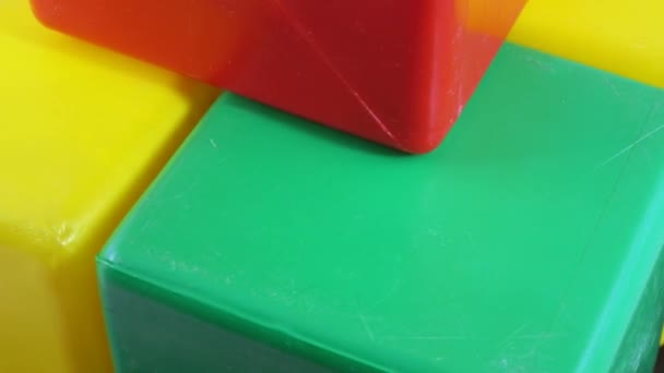 Rotação de cubo de brinquedo plástico — Vídeo de Stock
