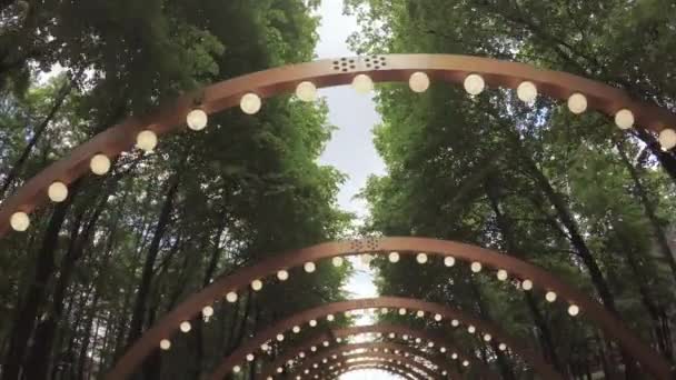 Arco de madera con linternas — Vídeo de stock