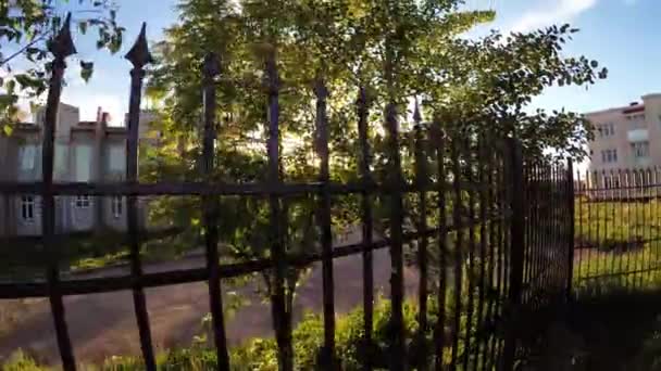 Солнце сквозь забор — стоковое видео