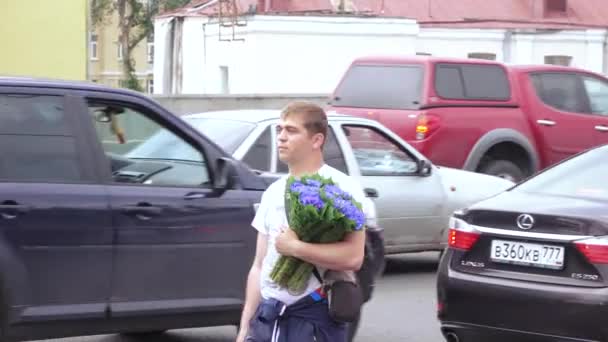 Blumenverkäufer am Scheideweg — Stockvideo