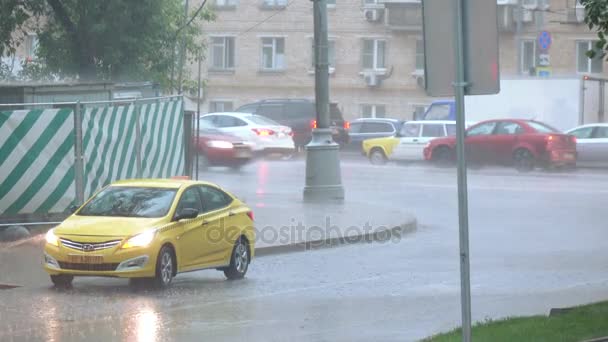 Mermelada de coche bajo fuerte lluvia — Vídeos de Stock