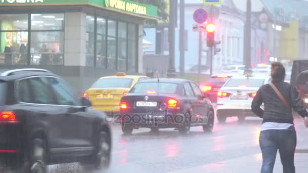 Autostau bei starkem Regen — Stockvideo