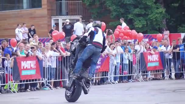 Stuntmen en motocicletas — Vídeo de stock
