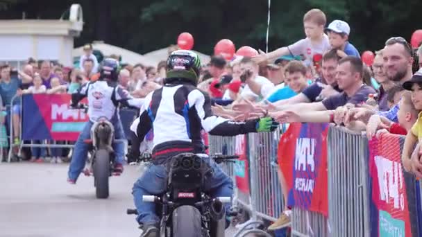 Kaszkadőrök motorkerékpárok — Stock videók