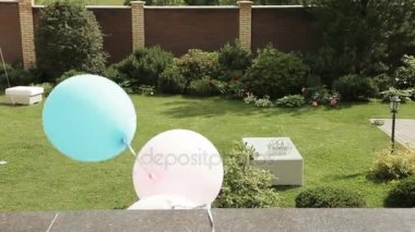 Sokakta balonlarla dekorasyon