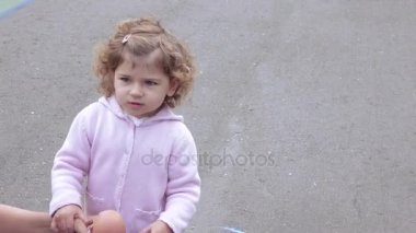 Tebeşir el ile kız