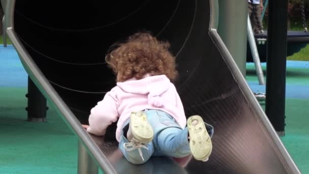 Mãe com uma criança no parque infantil — Vídeo de Stock