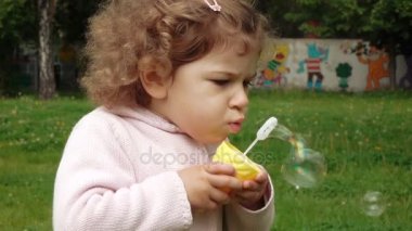 sabun köpüğü ile çocuk