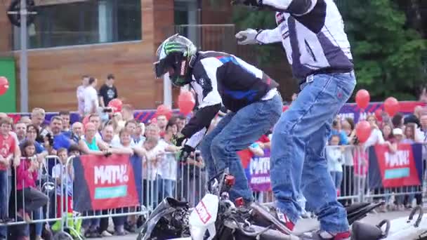 Stuntmen op motorfietsen — Stockvideo