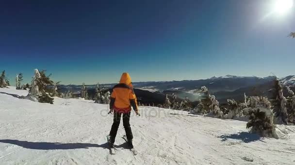 Mujer Descenso en esquís desde las montañas de nieve — Vídeos de Stock