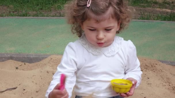 Fille dans le bac à sable — Video