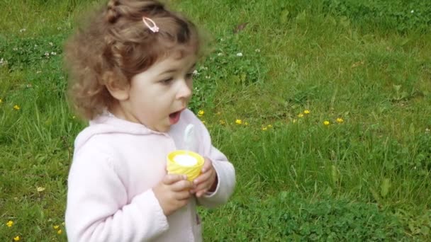 Niño con burbujas de jabón — Vídeo de stock