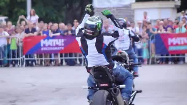 Stuntmen op motorfietsen — Stockvideo