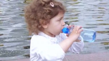 Kız içecekler su şişe