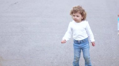 Kız güvercinler beslemeleri