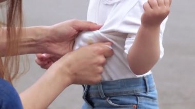 Çocuk üzerinde kir silme