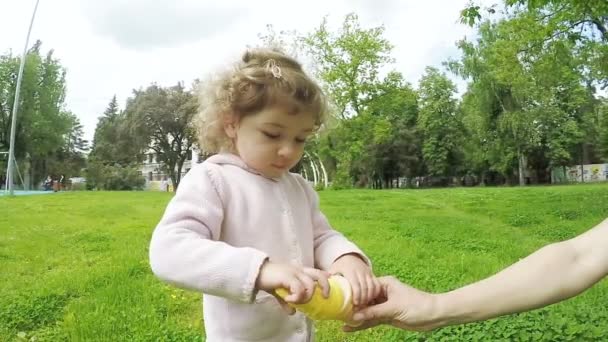 Bambino con bolle di sapone — Video Stock