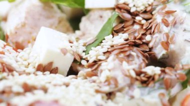 Karışık salata marul yaprakları üzerinde