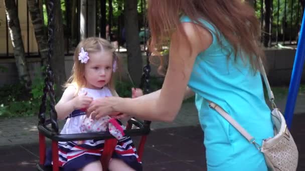 Kleines Mädchen richtet ihr Haar auf — Stockvideo