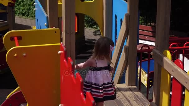 Niño en el parque infantil — Vídeos de Stock