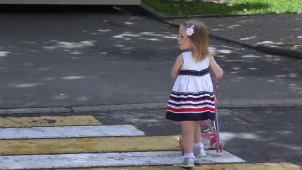 Menina em uma travessia de pedestre — Vídeo de Stock