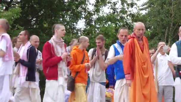 Cantando y bailando de los Hare Krishnas — Vídeo de stock
