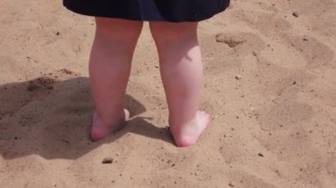 bir kum havuzu, küçük kız