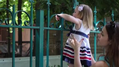 Hayvanat bahçesine çit arkasındaki küçük kız