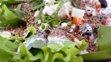 Karışık salata marul yaprakları üzerinde