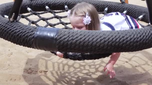 Fille équitation sur un swing maman — Video